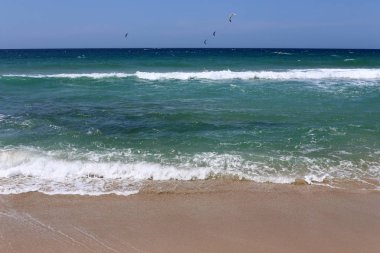 Kiteboarding-özel ışık panoları ve kanatları üzerinde Akdeniz 'de dalgalar sürme 
