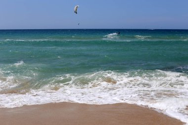 Kiteboarding-özel ışık panoları ve kanatları üzerinde Akdeniz 'de dalgalar sürme 