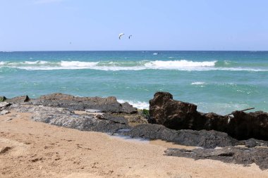 Kiteboarding-özel ışık panoları ve kanatları üzerinde Akdeniz 'de dalgalar sürme 