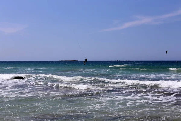 Kiteboarding Ridning Vågorna Medelhavet Speciella Ljus Brädor Och Vingar — Stockfoto
