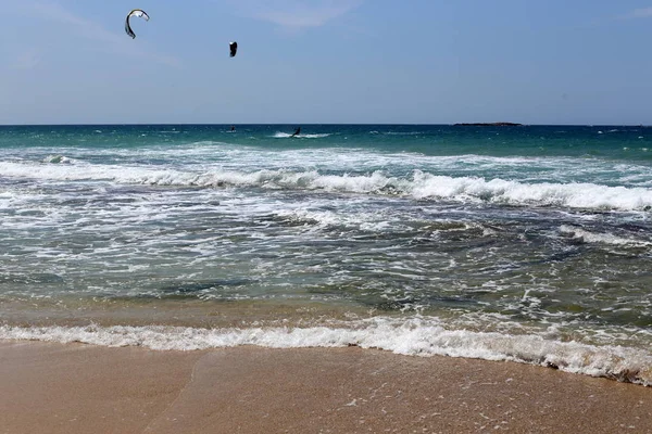 Kiteboarding Jízda Vlnách Středozemním Moři Speciálních Lehkých Deskách Křídlech — Stock fotografie