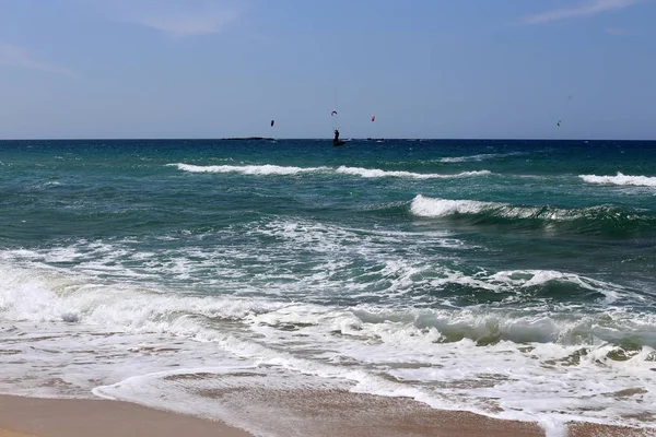 Kiteboarding Montando Ondas Mediterrâneo Placas Luz Especiais Asas — Fotografia de Stock