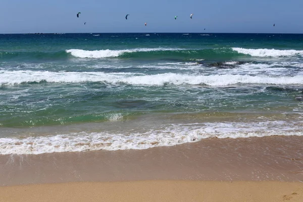 Kiteboarding Özel Işık Panoları Kanatları Üzerinde Akdeniz Dalgalar Sürme — Stok fotoğraf