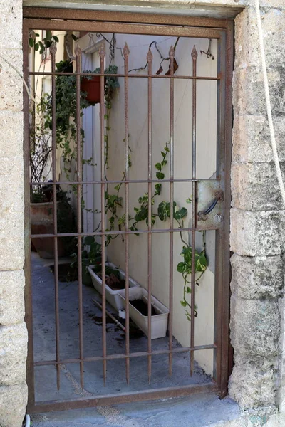 Kapı Diyafram Girin Tesislerinde Çıkmak Için Duvardaki — Stok fotoğraf