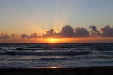 Güneş, Israil 'in kuzeyinde Akdeniz 'de ufukta 