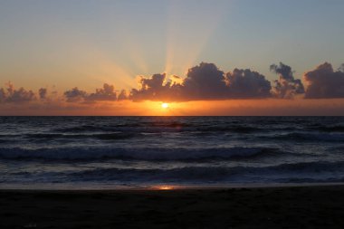 Güneş, Israil 'in kuzeyinde Akdeniz 'de ufukta 