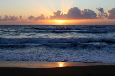 Güneş, Israil 'in kuzeyinde Akdeniz 'de ufukta 