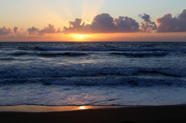 Güneş, Israil 'in kuzeyinde Akdeniz 'de ufukta 