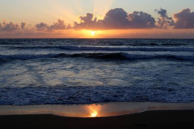 Güneş, Israil 'in kuzeyinde Akdeniz 'de ufukta 