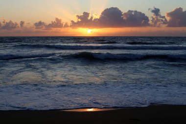 Güneş, Israil 'in kuzeyinde Akdeniz 'de ufukta 