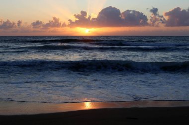 Güneş, Israil 'in kuzeyinde Akdeniz 'de ufukta 