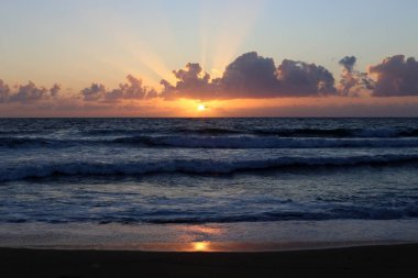Güneş, Israil 'in kuzeyinde Akdeniz 'de ufukta 