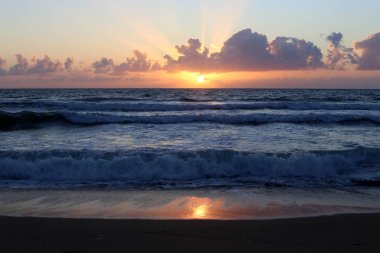 Güneş, Israil 'in kuzeyinde Akdeniz 'de ufukta 