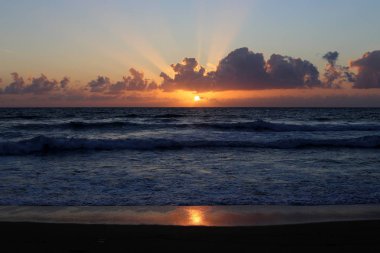 Güneş, Israil 'in kuzeyinde Akdeniz 'de ufukta 