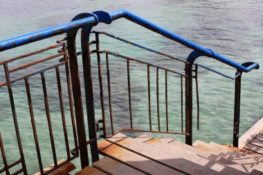 Kuzey Israil 'de Akdeniz 'in kıyılarında metal çit 