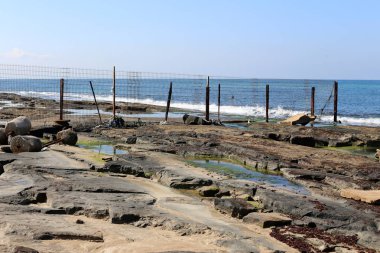 Kuzey Israil 'de Akdeniz 'in kıyılarında metal çit 