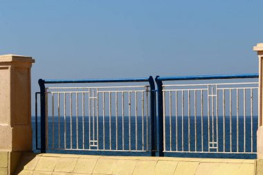 Kuzey Israil 'de Akdeniz 'in kıyılarında metal çit 