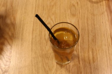 masada bir bardak içinde bir alkolsüz içecek 
