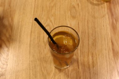 masada bir bardak içinde bir alkolsüz içecek 