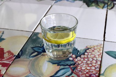 masada bir bardak içinde bir alkolsüz içecek 