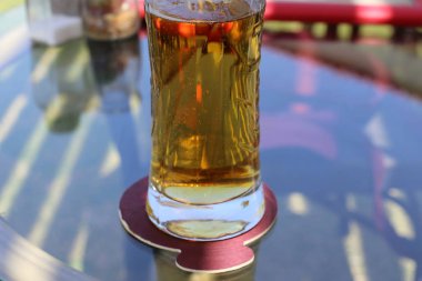 masada bir bardak içinde bir alkolsüz içecek 