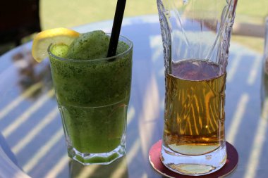 masada bir bardak içinde bir alkolsüz içecek 