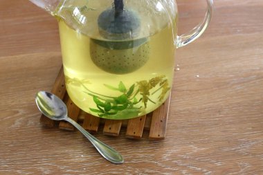 masada bir bardak içinde bir alkolsüz içecek 