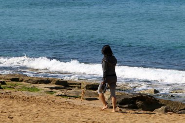 adam Kuzey İsrail'Akdeniz kıyısında 