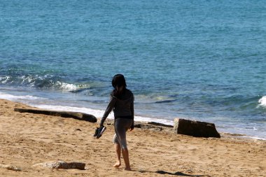 adam Kuzey İsrail'Akdeniz kıyısında 