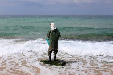 adam Kuzey İsrail'Akdeniz kıyısında 