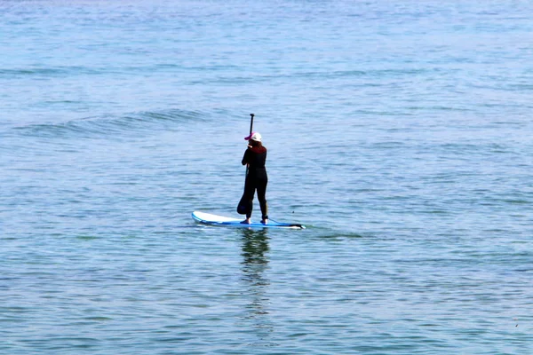 イスラエル北部の地中海の海岸に男 — ストック写真