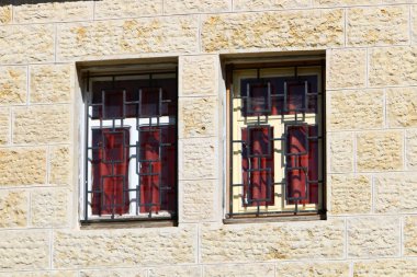 Kuzey İsrail'de büyük bir şehirde küçük bir pencere 