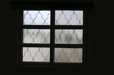 Kuzey İsrail'de büyük bir şehirde küçük bir pencere 