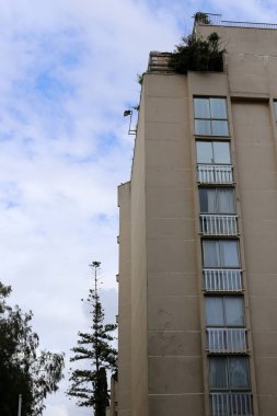 Kuzey İsrail'de büyük bir şehirde küçük bir pencere 