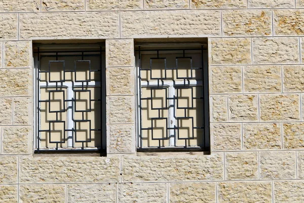 イスラエル北部の大都会の小さな窓 — ストック写真
