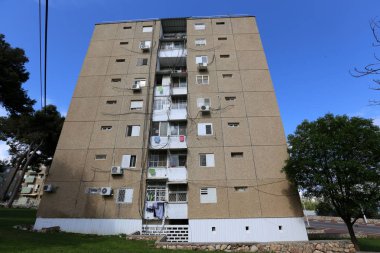 Kuzey İsrail'de büyük bir şehirde küçük bir pencere 