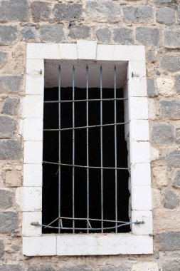 Kuzey İsrail'de büyük bir şehirde küçük bir pencere 