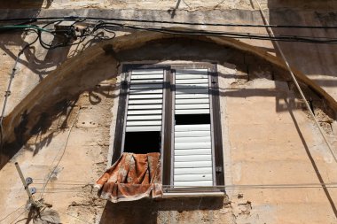 Kuzey İsrail'de büyük bir şehirde küçük bir pencere 