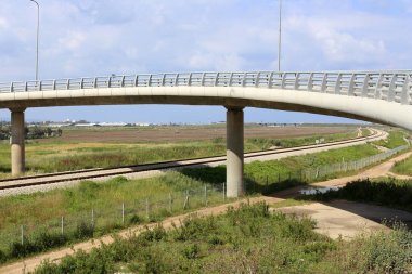 Demiryolu rayları ve uyuyanlar İsrail devletinin kuzeyinde döşenmiş 