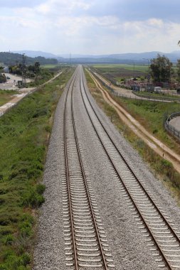 Demiryolu rayları ve uyuyanlar İsrail devletinin kuzeyinde döşenmiş 