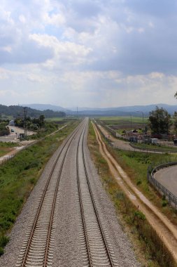 Demiryolu rayları ve uyuyanlar İsrail devletinin kuzeyinde döşenmiş 