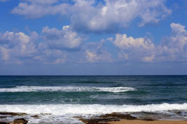 Sörf - özel ışık kurullarında Akdeniz dalgaları sürme. 