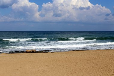 Sörf - özel ışık kurullarında Akdeniz dalgaları sürme. 