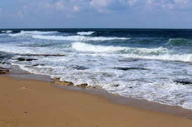 Sörf - özel ışık kurullarında Akdeniz dalgaları sürme. 