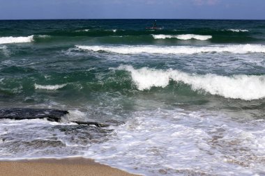 Sörf - özel ışık kurullarında Akdeniz dalgaları sürme. 