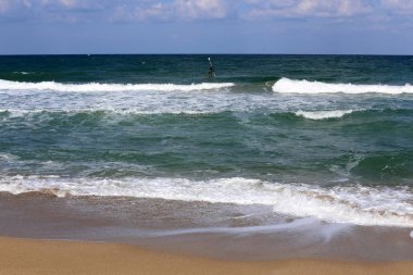 Sörf - özel ışık kurullarında Akdeniz dalgaları sürme. 