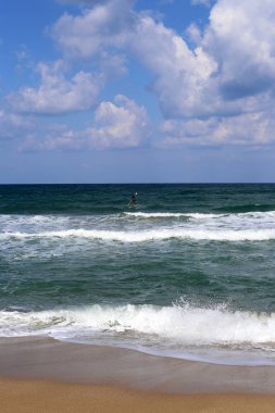 Sörf - özel ışık kurullarında Akdeniz dalgaları sürme. 