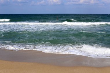Sörf - özel ışık kurullarında Akdeniz dalgaları sürme. 