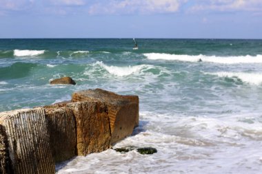 Sörf - özel ışık kurullarında Akdeniz dalgaları sürme. 