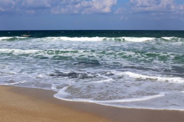 Sörf - özel ışık kurullarında Akdeniz dalgaları sürme. 